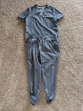 Figs Women's Gray Jogger Scrub Set